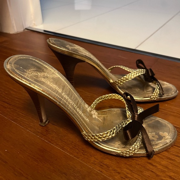 Giuseppe Zanetti gold sandals with brown bow. - Picture 3 of 3